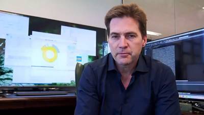 El bitcoin fue creado en 2008 por una o varias personas bajo el pseud&oacute;nimo Satoshi Nakamoto. Craig Wright, un empresario e inform&aacute;tico australiano, afirm&oacute; el a&ntilde;o pasado que &eacute;l era Nakamoto. Luego se retract&oacute; al no poder presentar las pruebas reclamadas.