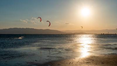 Practicantes de kitesurf. FOTO: santi garcía