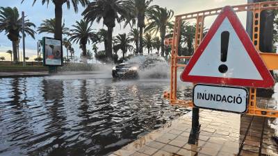 El fuerte oleaje a lo largo de buena parte del día provocó que el agua de mar volviera a inundar el paseo Jaume I de Salou. Foto: I. Alcalá