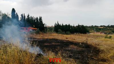 Incendi de matolls a Valls amb tres focus allunyats