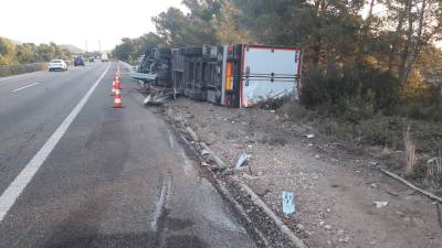 Nuevo camión volcado en la AP-7, hoy en L’Hospitalet de l’Infant