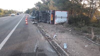 El camión ha quedado fuera de la vía. Foto: DT