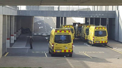 Imagen de varias ambulancias a las puertas de Urgencias del hospital de Reus, el pasado lunes día 2 de enro por la mañana. Foto: Alba Mariné