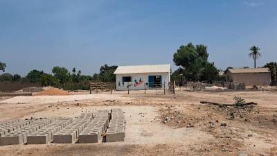 La escuela que han construido en el poblado de Dienouncounda . FOTO: CEDIDA