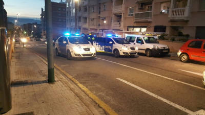 Momento de la detención del sospechoso ayer por la tarde en Sant Pere i Sant Pau. FOTO: JUAN NAVARRO