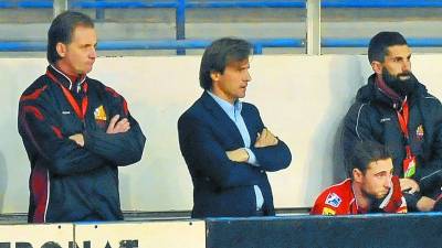 Alejandro Domínguez, en el centro, durante un partido. A la izquierda, Enrico Mariotti, que suena como sustituto. Foto: Alfredo González
