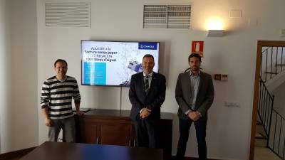 Eduard Pellicer (presidente de Comaigua), Joaquim Calatayud (presidente del Consell Comarcal del Baix Camp) y Joaquim Vicens (gerente Comaigua), ayer durante la presentación de la campaña. FOTO: A. MARINÉ