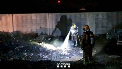 Efectivos de Bombers, apagando el incendio. Foto: Bombers de la Generalitat