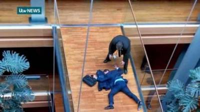La imagen muestra al eurodiputado tendido en el suelo, después del altercado