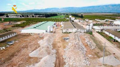 Vista aérea de la explotación ganadera de Tortosa donde se han localizado unas 25 toneladas de fibrocemento con amianto. Foto: Guardia Civil