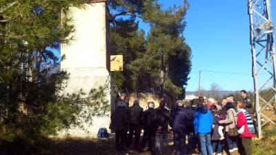 Un moment de la inauguració del refugi experimental per a ratpenats en una caseta de l'electricitat. Foto: ACN