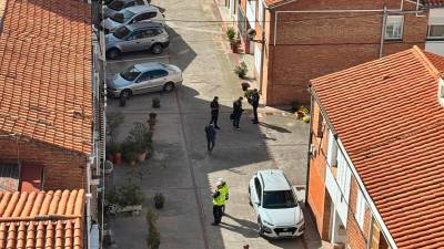 Efectivos de Bombers y SEM en la zona de la explosión y la víctima tapada con una manta. Foto: Alba Mariné