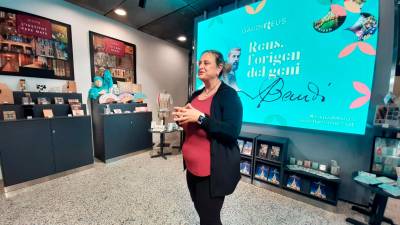 La regidora Montserrat Caelles presentant les novetats del Gaudí Centre. Foto: Ajuntament de Reus