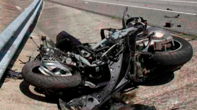 Una motocicleta accidentada en una imagen de archivo. Foto. Efe