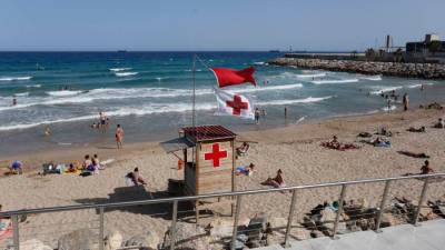 Imagen de archivo de la playa del Miracle de Tarragona con bandera roja. Foto: Pere Ferré