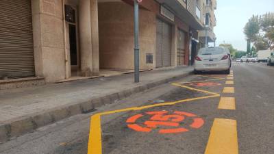 Una plaza de estacionamiento pintada para su limitación a 15 minutos en la calle Tenor Josep Forasté. Foto: I.A.