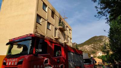 Camiones de Bombers trabajando en el incendio. Foto: DT