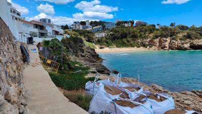 Los trabajos se centran ahora en conectar el itinerario desde la zona de la Punta del Cavall hasta Cala Crancs (al fondo). Foto: DT