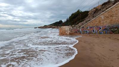 Se espera que el temporal de olas vaya a más con la llegada de la tarde: Foto: Jordi Sanvisens