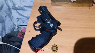 Los agentes también hallaron un revólver con munición. Foto: Mossos d’Esquadra