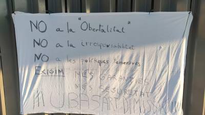 Ayer se colgó una sábana reivindicativa en las dependencias del Centre Penitenciari Obert (CPO). foto: Cedida