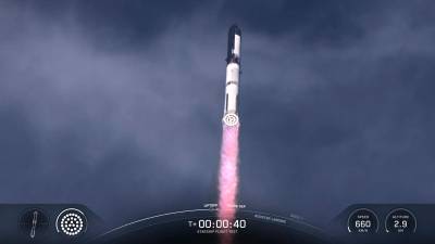 Captura de video de SpaceX donde se muestra el cohete Starship despegando este martes, en Starbase, la base recién nombrada cerca de Brownsville, Texas (Estados Unidos). El cohete Starship de SpaceX sufrió un «rápido desmontaje imprevisto», cerca de una hora después de despegar desde el sur de Texas (EE.UU.) en su noveno vuelo de prueba. Foto: EFE
