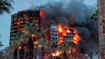 Imagen del incendio que acabó con la vida de diez personas. Foto: EFE