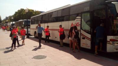 Los autocares, a punto de salir desde Tarragona hacia Barcelona, este mediod&iacute;a. Foto: R. C.&nbsp;