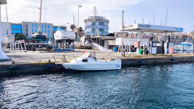 La embarcación salió del puerto deportivo de Roda de Berà y sufrió el accidente entre el Bosc de la Marquesa y la Platja Llarga. Foto: Marc Bosch