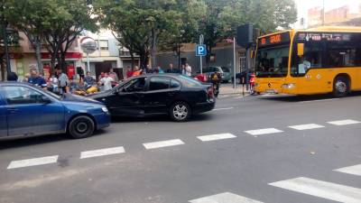 Los dos coches accidentados en el centro de la ciudad. Foto: D.T.