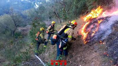 Els Bombers treballant en l’incendi. Bombers