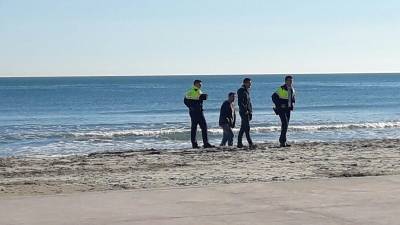 Los Mossos d'Esquadra también fueron alertados en la mañana del día 24 de diciembre por la presencia de huesos en la playa de La Pineda. FOTO: DT