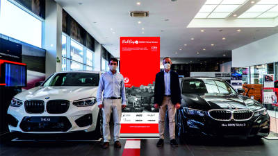 Los gerentes del CT Tarragona y de BMW Oliva Motor, David Alonso y David García, durante la firma del convenio. FOTO: CEDIDA