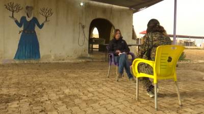 Txell Feixas entrevistant la Lara, nom fals d'una guerrillera catalana a la ciutat de Jinwar.