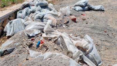 Los residuos pirotécnicos que aún se acumulan en la punta del Miracle. Foto: Al Camp Residu Zero