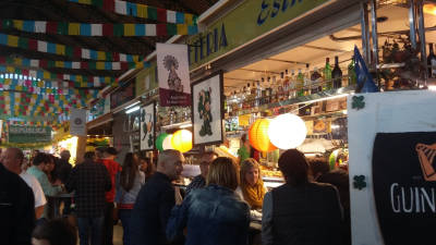 Imatge dâ€™ahir al vespre, quan el mercat va acollir mÃºsica en directe i degustacions dels paradistes en el marc del festival. FOTO: MARINA PALLÃ�S
