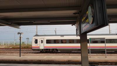 Un tren pasando por una estación. Foto: Renfe