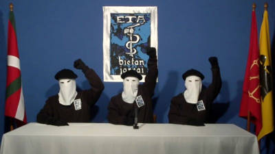 Membres de la banda terrorista ETA, el 20 d'octubre del 2011, en l'anunci del cessament definitiu de la lluita armada, un pas històric cap a la pau a Euskadi. Foto: ACN