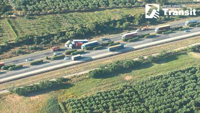 Estado de la vía con los dos camiones accidentados. Foto: Trànsit