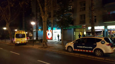 Una patrulla de los Mossos y una ambulancia, tras un atraco a una farmacia en Reus en diciembre. FOTO: A. MARINÉ