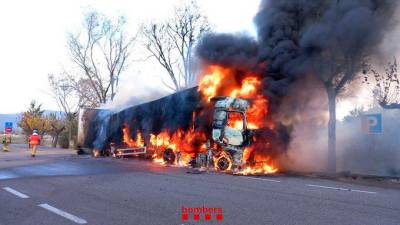 El camión ardiendo. Foto: Bombers de la Generalitat