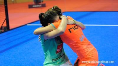 Ariana Sánchez y Marta Ortega, fundidas en un abrazo tras ganar la final. FOTO: WORLD PÁDEL TOUR