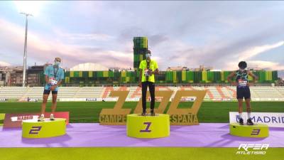 Andessamad Oukhelfen en el podio de Villahermoso tras conquistar el oro. FOTO: RFEA