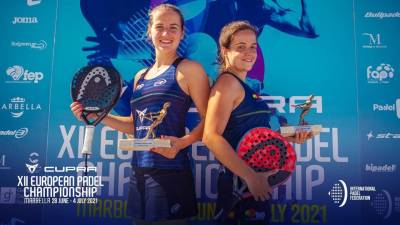 Ari Sánchez y Paula Josemaría, con sus títulos de campeonas individuales. FOTO: FIP
