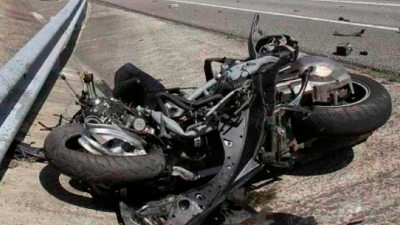 Una motocicleta accidentada en una imagen de archivo. Foto. Efe