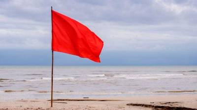 La bandera roja ha ondeado todo el día en Cunit.