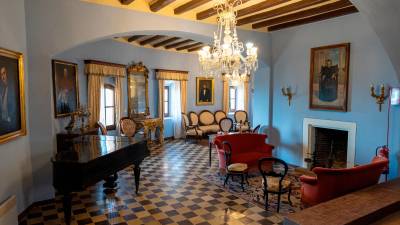 El salón azul, presidido por un retrato de la madre de Toda. FOTO: Santi García