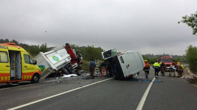 Imatge dells vehicles sinistrats a l'N-240 aquest matí a Vallmoll. Foto: ACN