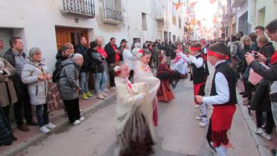 Detall d’un dels moments de la ballada dels joves al carrer de Sant Antoni, ahir a la tarda. foto: J. Joaquim Buj