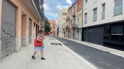 El aspecto de la calle Santa Helena tras la remodelación, a la espera de mobiliario y jardinería. Foto: Alba Mariné